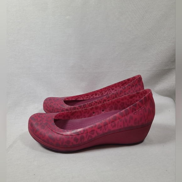 CROCS Carlisa Animal Pink Purple Graphic Mini Wedge Comfort Casual Womens size 9 - Picture 1 of 4